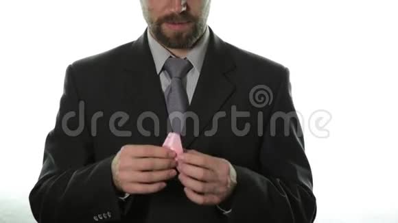 特写男人的手拿着粉红色的丝带乳腺癌意识保健和医学概念视频的预览图