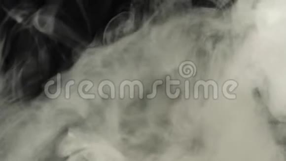 烤咖啡豆从黑色背景的白色烟雾中抛出烟蒸香鲜飞咖啡豆视频的预览图