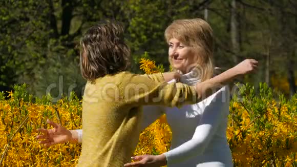 一个成年女儿跑上来遇到一个年长的成年母亲拥抱她亲吻她春节妈妈视频的预览图