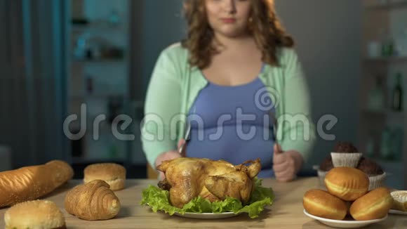胖夫人磨刀叉看着烤鸡不健康的食物视频的预览图