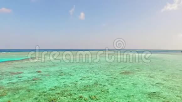 马尔代夫群岛别墅度假村豪华的水上平房的鸟瞰图视频的预览图