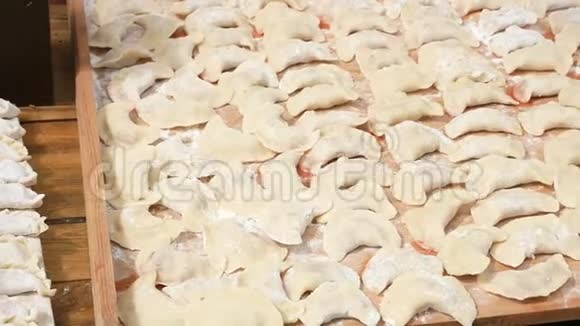 自制饺子的过程生的自制饺子放在木板上视频的预览图