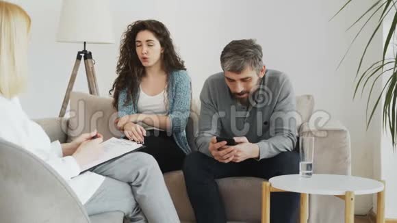 女专业心理学家听写笔记年轻女性争吵男友上网视频的预览图