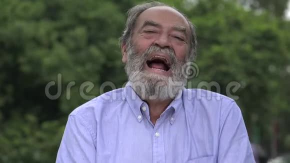 大胡子的西班牙老人笑视频的预览图