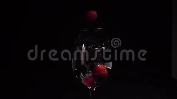 蔓越莓慢吞吞地掉进玻璃杯里食物录像视频的预览图