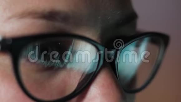一个戴眼镜的女孩的眼睛看着监视器特写视频的预览图