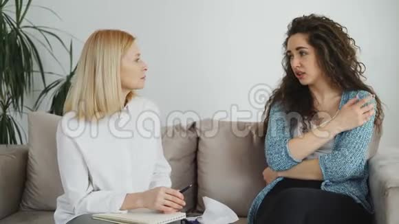 与专业女性心理学家协商让压力过大的女性获得纸巾视频的预览图