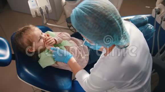 牙医办公室里的小可爱女孩不想被治疗微笑着抗拒着用她的嘴闭上视频的预览图