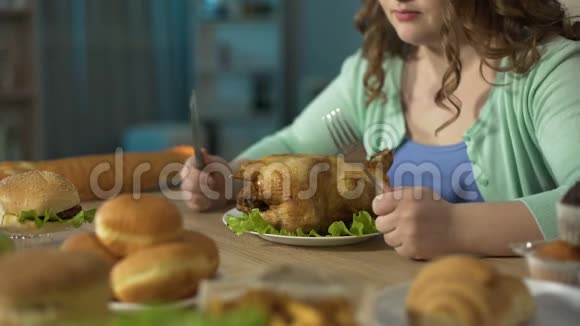 女人磨刀叉过烤鸡准备吃视频的预览图