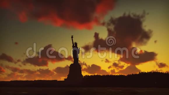 自由女神像日出时有纽约的天际线和日出天空背景有云视频的预览图