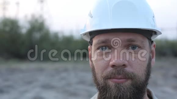 戴白色头盔的留胡子的人的肖像视频的预览图
