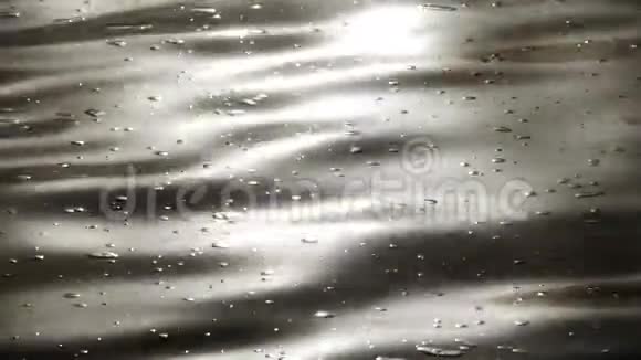 波浪和阴影在一个充满气泡的被污染的湖泊上视频的预览图