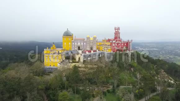 在葡萄牙辛特拉的佩纳宫帕拉西奥达佩纳周围鸟瞰宫殿是联合国教科文组织的世界遗产由无人机拍摄视频的预览图