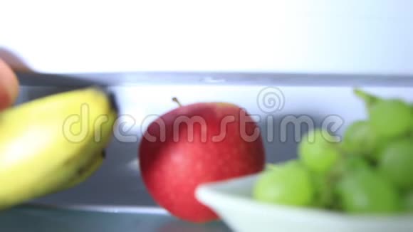 晚上男人从冰箱里拿水果视频的预览图