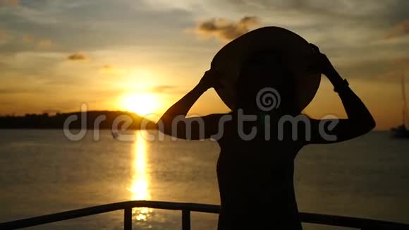 戴帽子的年轻女子在惊人的日落中享受海上游轮泰国动作缓慢1920x1080视频的预览图