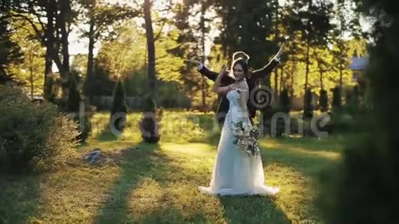 一位新娘和新郎在秋天公园跳舞视频的预览图