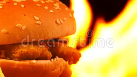 美味的肉鸡汉堡视频的预览图