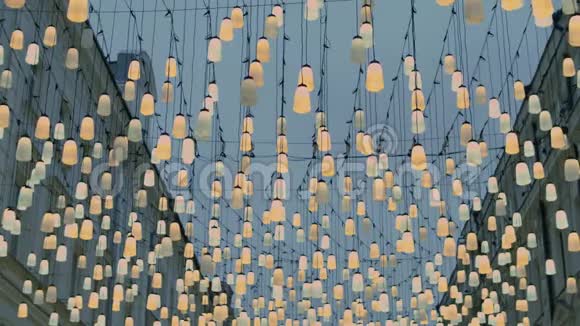 创意节日灯光装饰街视频的预览图