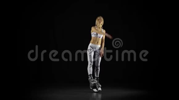 职业女运动员正在用一双跳鞋做运动视频的预览图