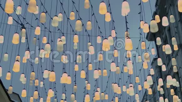 创意节日灯光装饰街视频的预览图
