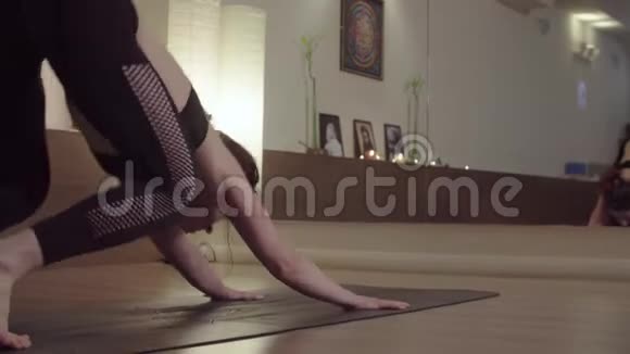 年轻女子做热身瑜伽练习视频的预览图