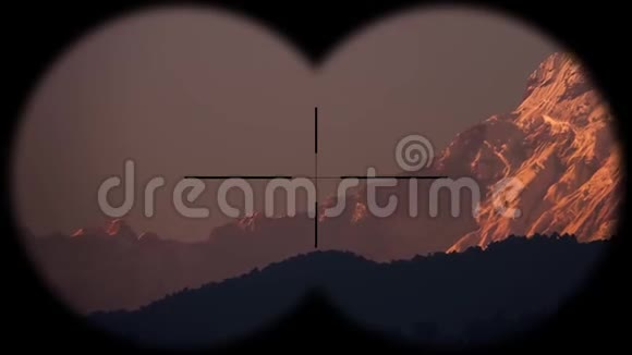尼泊尔喜马拉雅山日出处的达拉吉里山雪峰透过望远镜看到远足登山视频的预览图