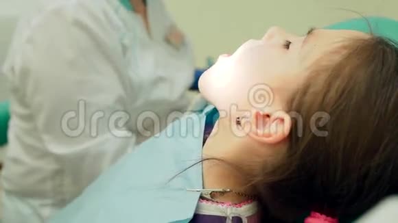 看牙医的女孩检查咬口视频的预览图