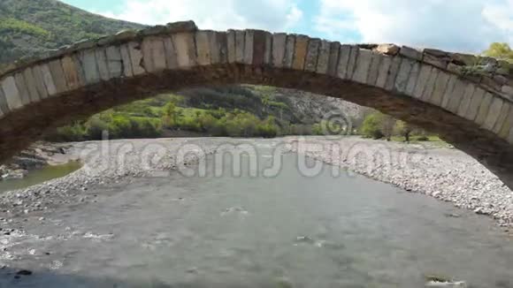 有拱门的古老石桥的空中景色视频的预览图