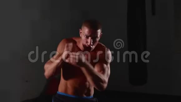 男性肌肉裸露的拳击手锻炼影子拳击视频的预览图