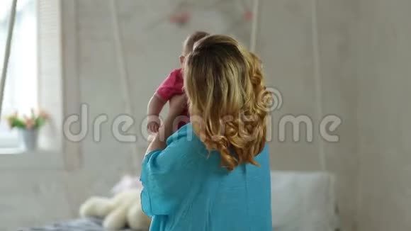 快乐的母亲和她的宝贝女儿跳舞视频的预览图