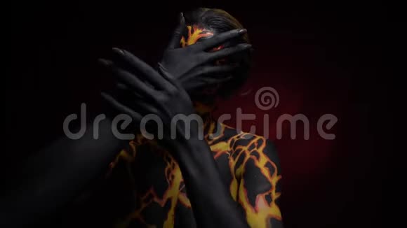 一个女孩在红色背景上的火山熔岩图像中轻轻地在舞蹈中移动视频的预览图