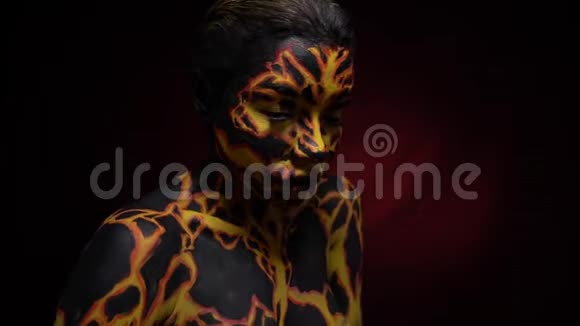 一个女孩在她的身体上画了一个火山熔岩形式的身体移动到恍惚的音乐视频的预览图