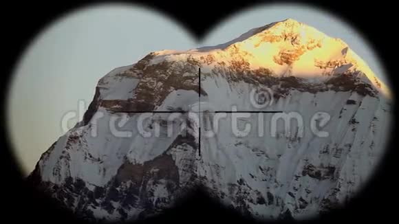 尼泊尔喜马拉雅山日出时达拉吉里山的雪峰透过望远镜看到远足登山视频的预览图