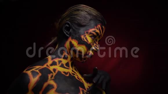 一个女孩的身体在她的身体上画着一个火山熔岩的图像手指着她的身体视频的预览图