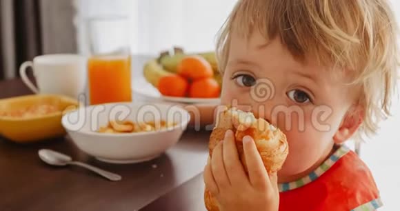 小孩子吃牛角面包早餐视频的预览图