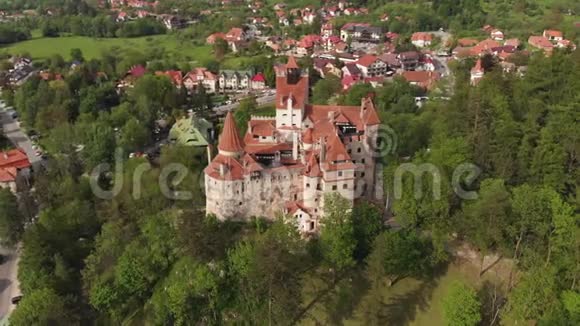 布拉索夫罗马尼亚布兰城堡鸟瞰图视频的预览图