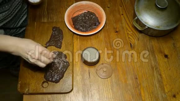 厨师在木切割板上撒上香料和盐生牛肉肝或肉排视频的预览图