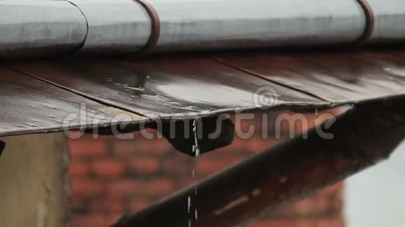 雨天屋顶欧洲老城屋顶特写镜头视频的预览图