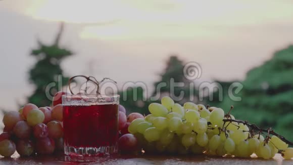 一杯新鲜葡萄汁视频的预览图
