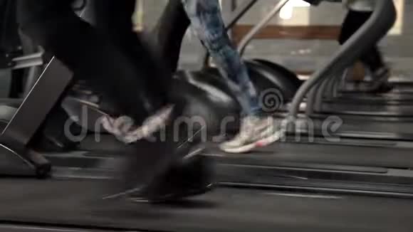 腿部后视在跑步机健身房行走和跑步有动力的锻炼健身男子减肥视频的预览图