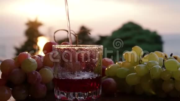 一杯新鲜葡萄汁视频的预览图
