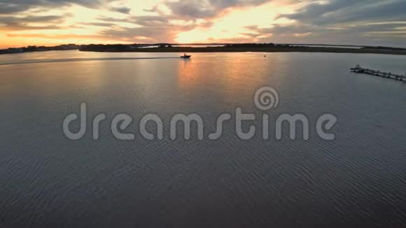 游艇背景下美丽的夕阳浪漫的景色海滩日出美丽的海洋视频的预览图