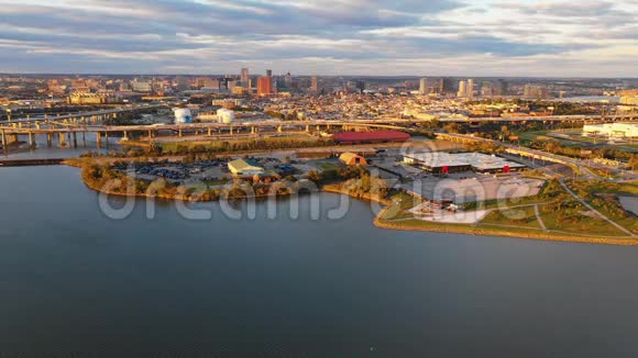 巴尔的摩马里兰城市天际线海港日落高峰视频的预览图