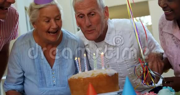 老年人庆祝生日4K视频的预览图