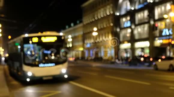晚上在街上模糊的公共汽车视频的预览图