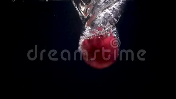 在水中落下红苹果的视频视频的预览图