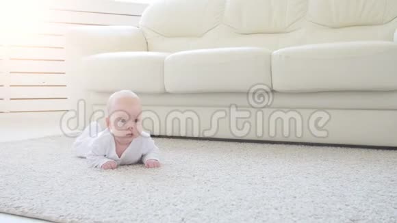 儿童和父母的概念可爱的快乐宝宝躺在地毯上视频的预览图