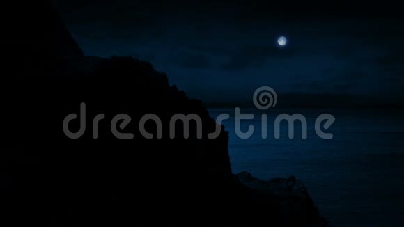 夜晚在海上掠过悬崖视频的预览图
