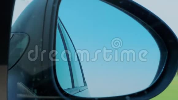 汽车行驶时右侧后视镜的天空反射视频的预览图