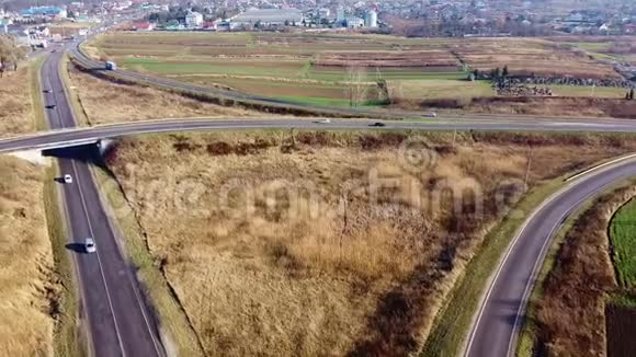 环形道路汽车鸟瞰图视频的预览图